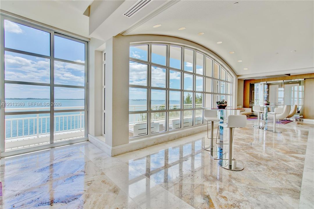 Active With Contract: $3,775 (1 beds, 1 baths, 907 Square Feet)