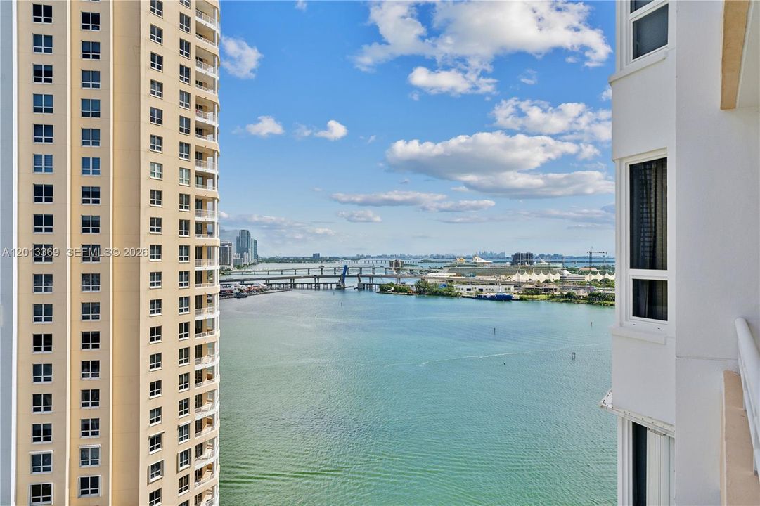 Active With Contract: $3,775 (1 beds, 1 baths, 907 Square Feet)