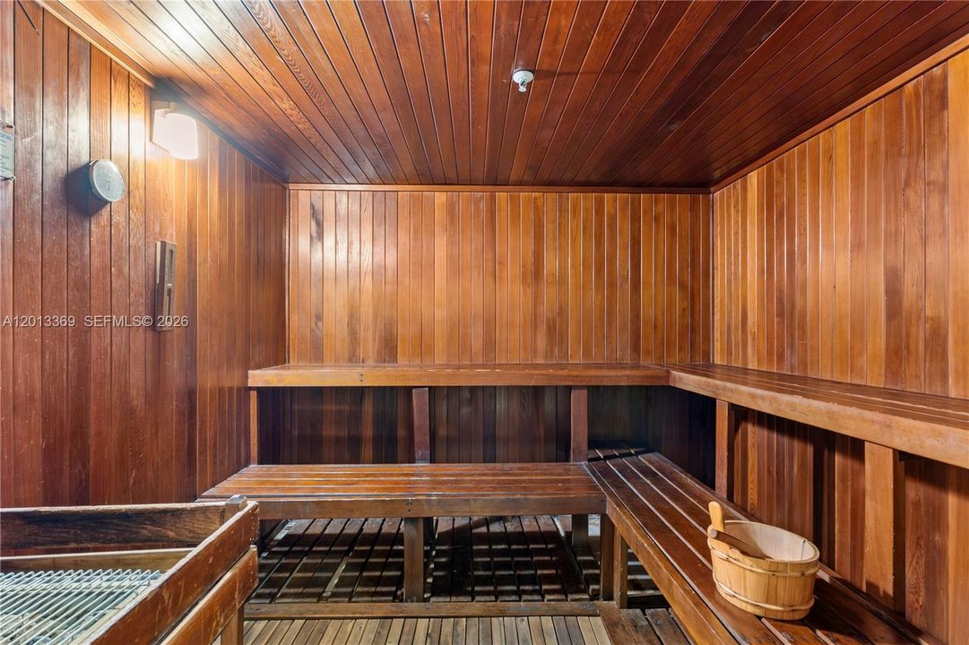 Active With Contract: $3,775 (1 beds, 1 baths, 907 Square Feet)