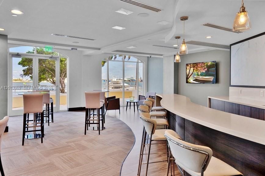Active With Contract: $3,775 (1 beds, 1 baths, 907 Square Feet)