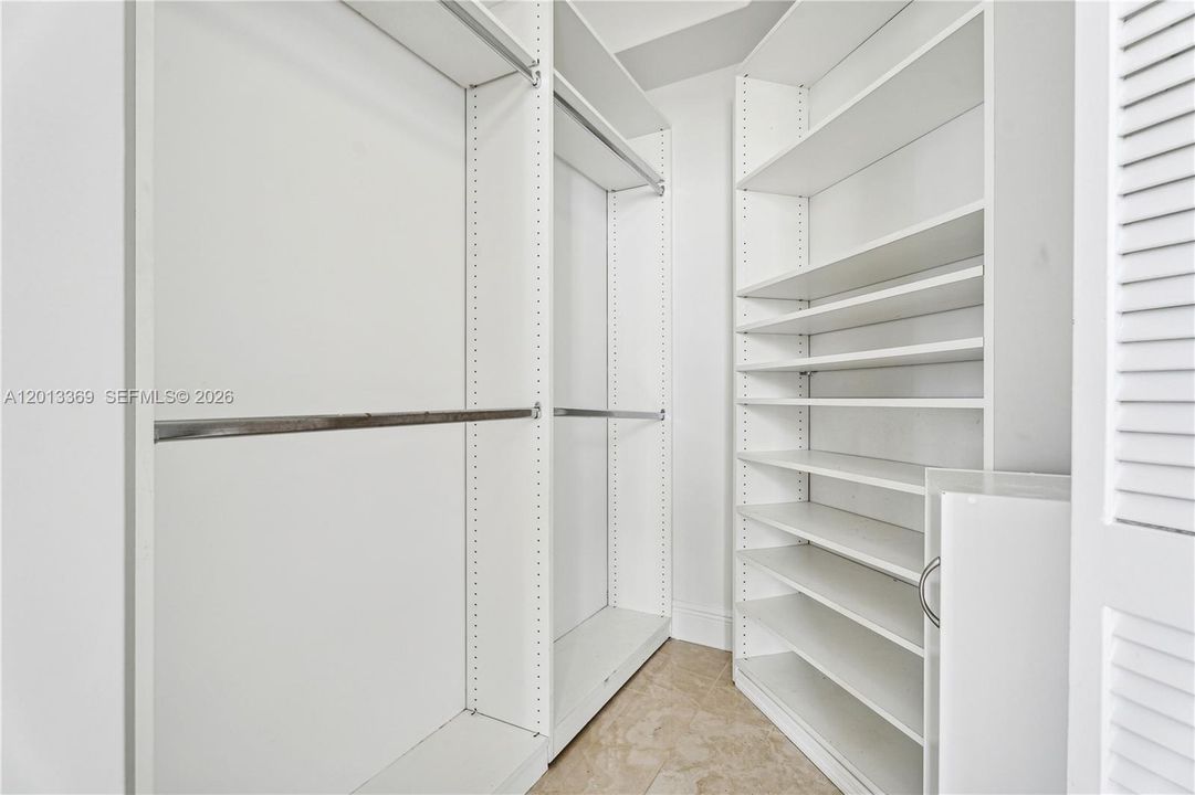 Active With Contract: $3,775 (1 beds, 1 baths, 907 Square Feet)