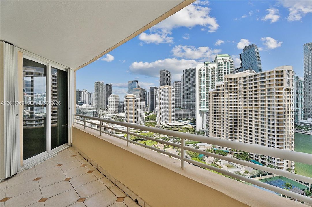 Active With Contract: $3,775 (1 beds, 1 baths, 907 Square Feet)
