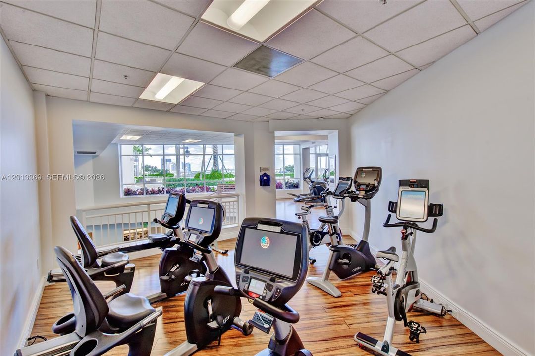 Active With Contract: $3,775 (1 beds, 1 baths, 907 Square Feet)