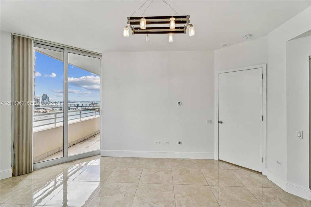 Active With Contract: $3,775 (1 beds, 1 baths, 907 Square Feet)