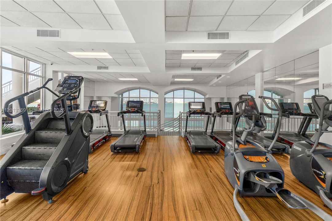 Active With Contract: $3,775 (1 beds, 1 baths, 907 Square Feet)