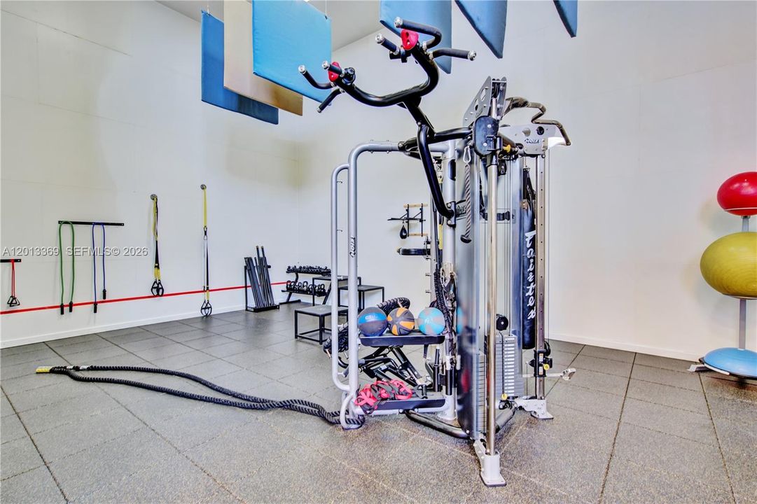 Active With Contract: $3,775 (1 beds, 1 baths, 907 Square Feet)