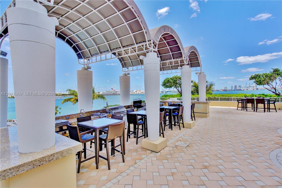 Active With Contract: $3,775 (1 beds, 1 baths, 907 Square Feet)