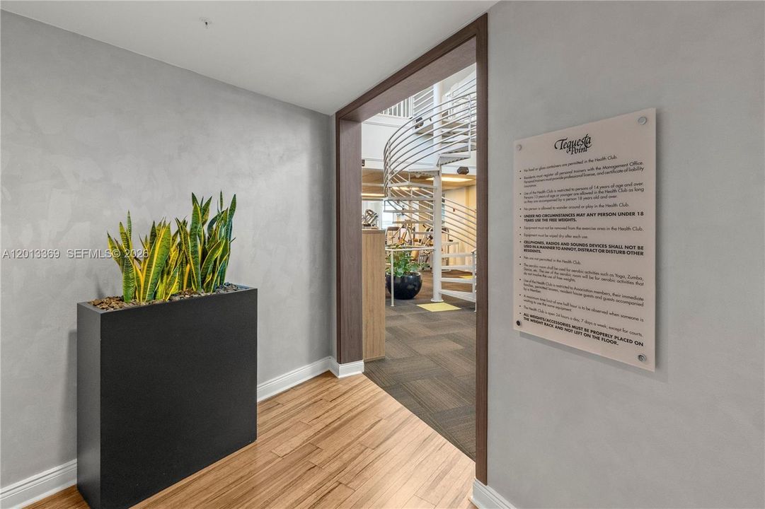 Active With Contract: $3,775 (1 beds, 1 baths, 907 Square Feet)