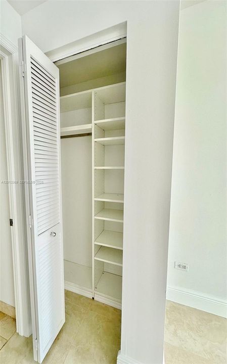 Active With Contract: $3,775 (1 beds, 1 baths, 907 Square Feet)