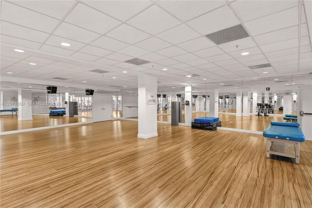 Active With Contract: $3,775 (1 beds, 1 baths, 907 Square Feet)