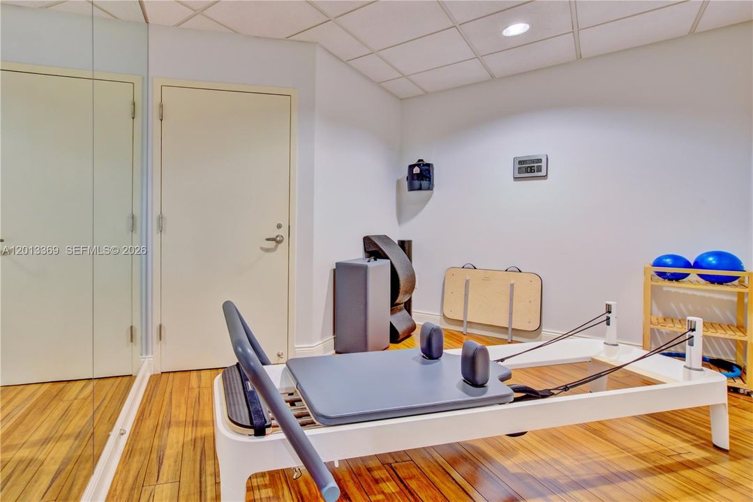 Active With Contract: $3,775 (1 beds, 1 baths, 907 Square Feet)