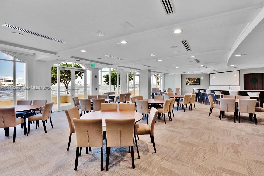 Active With Contract: $3,775 (1 beds, 1 baths, 907 Square Feet)