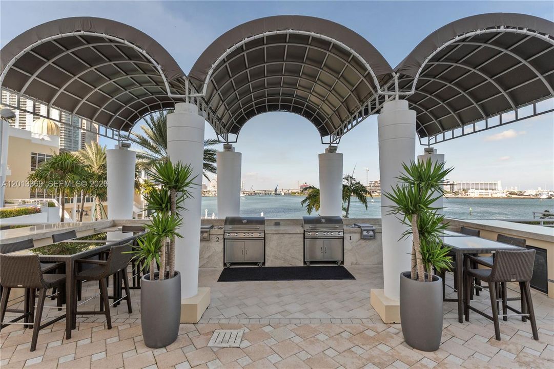 Active With Contract: $3,775 (1 beds, 1 baths, 907 Square Feet)