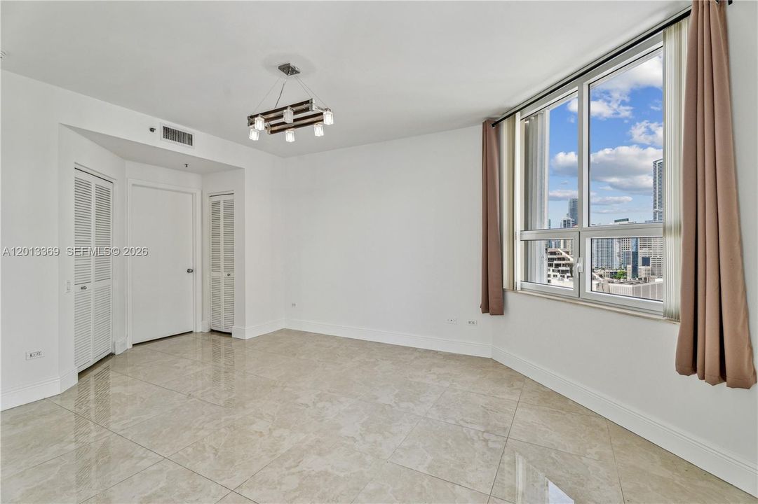 Active With Contract: $3,775 (1 beds, 1 baths, 907 Square Feet)