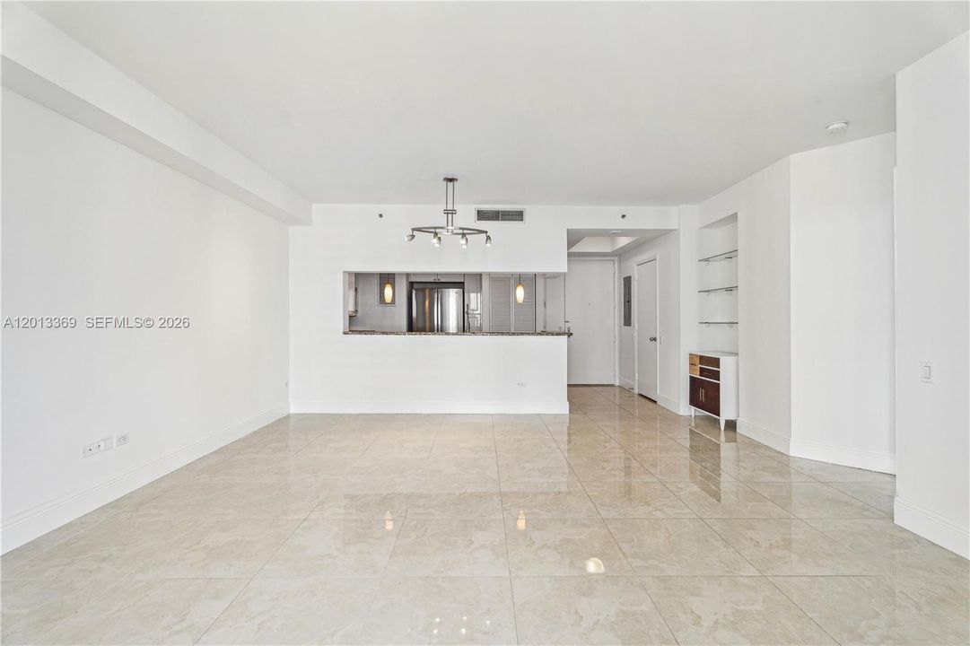 Active With Contract: $3,775 (1 beds, 1 baths, 907 Square Feet)