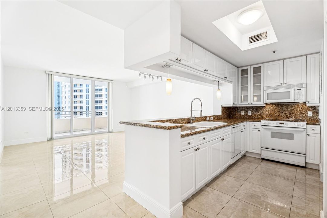 Active With Contract: $3,775 (1 beds, 1 baths, 907 Square Feet)