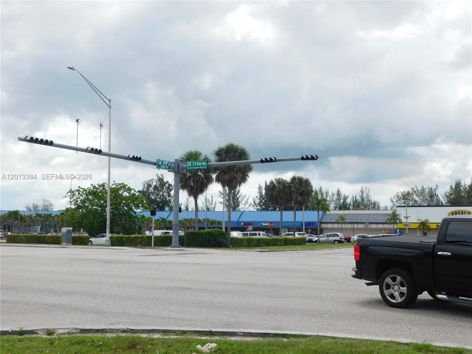 signalized corner at SW 272 St and US-1