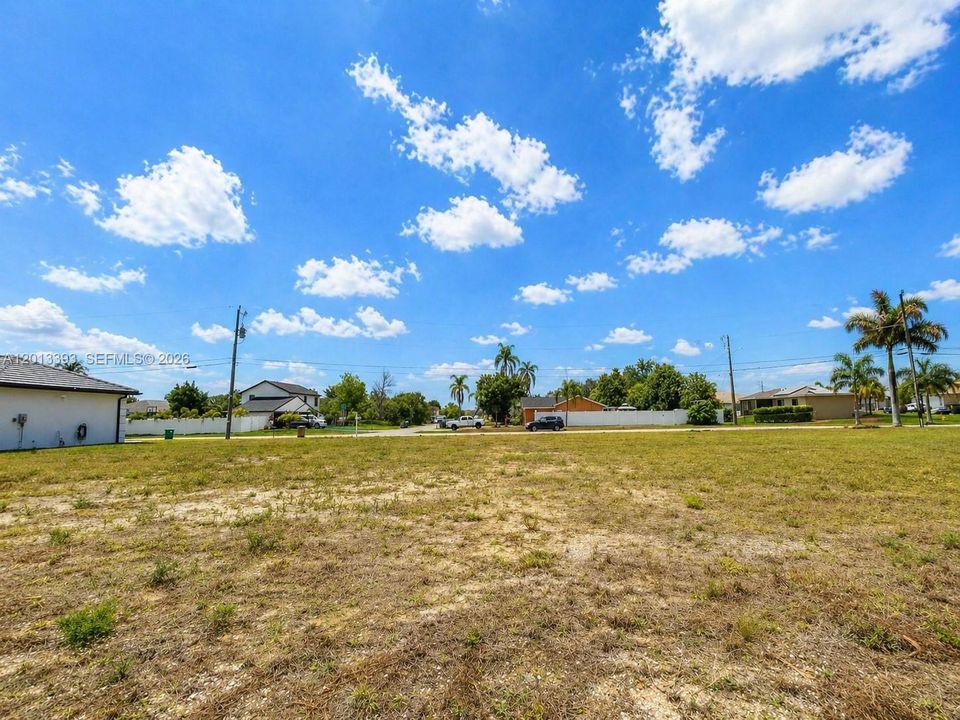 На продажу: $139,900 (0.23 acres)