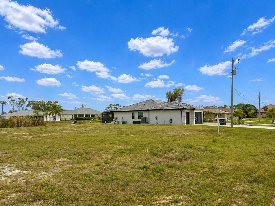 На продажу: $139,900 (0.23 acres)