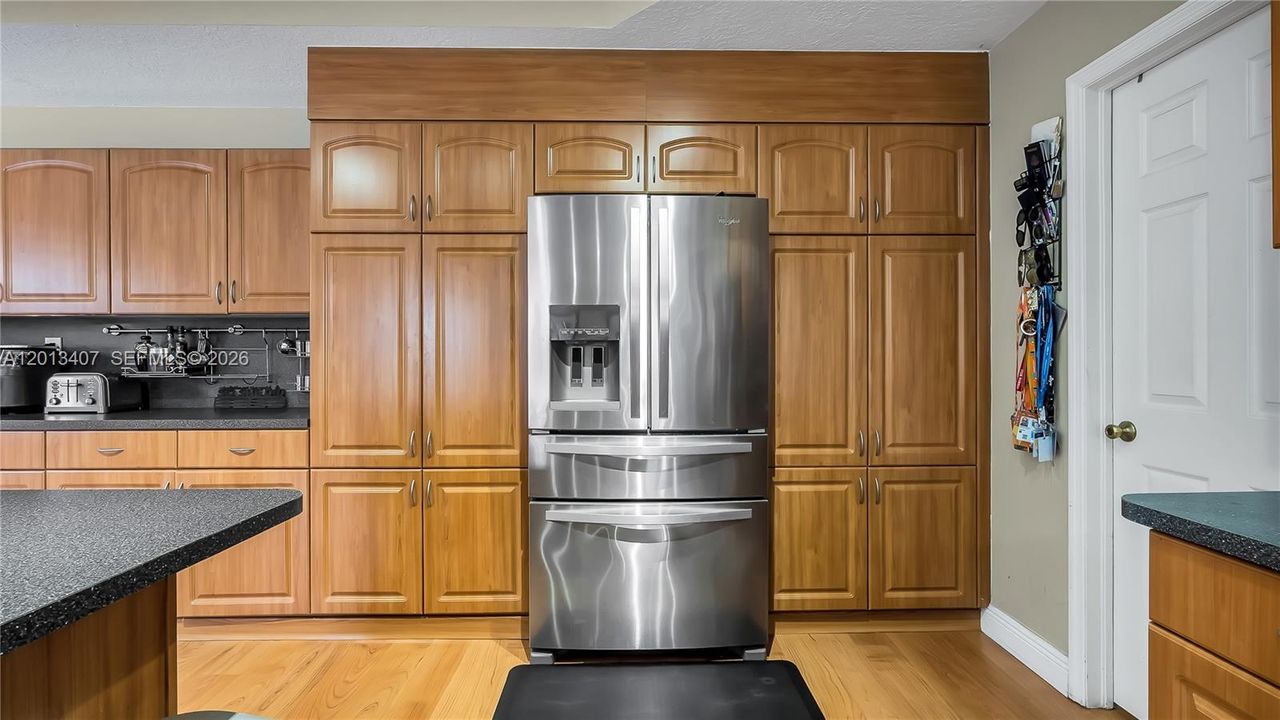На продажу: $1,299,999 (5 спален, 5 ванн, 3232 Квадратных фут)