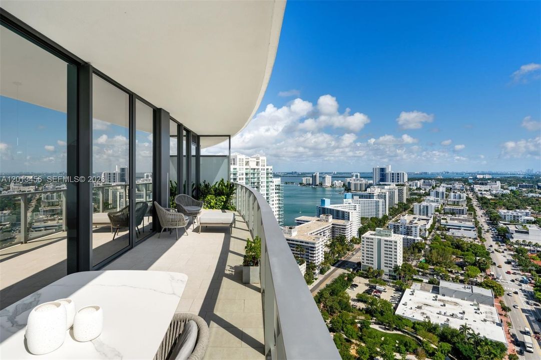 For Sale: $3,200,000 (2 beds, 2 baths, 1434 Square Feet)