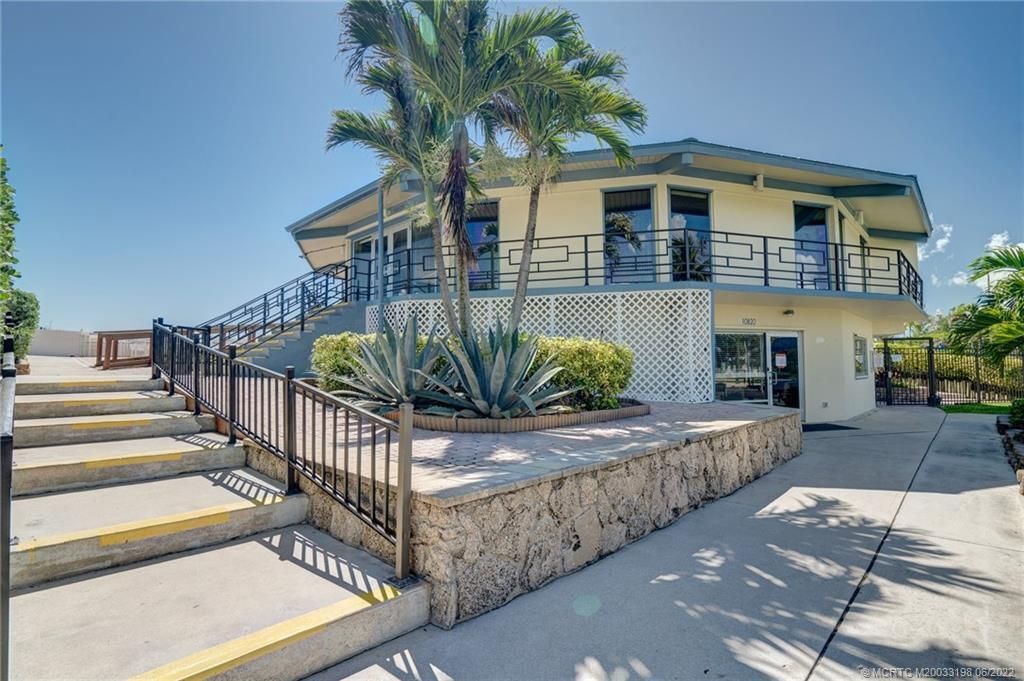 HOLIDAY OUT CLUB HOUSE