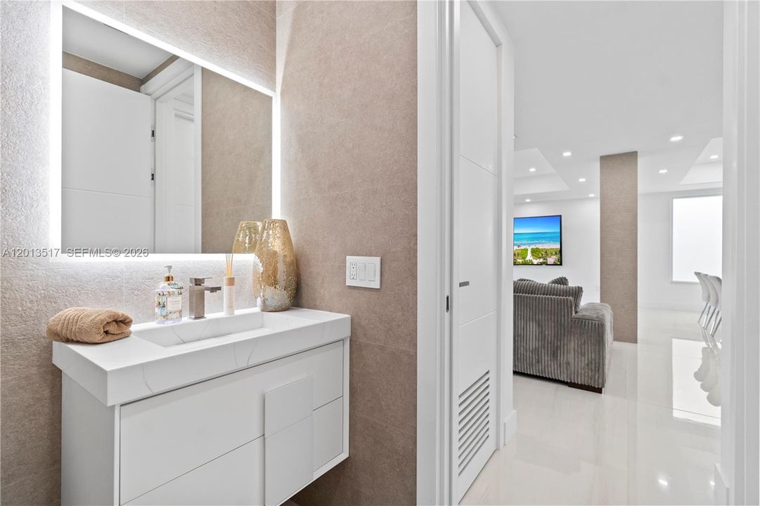 Guests' bathroom located on first level