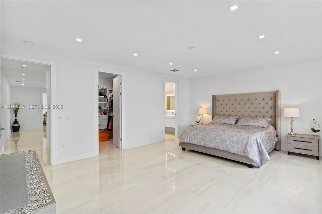 Very spacious main bedroom