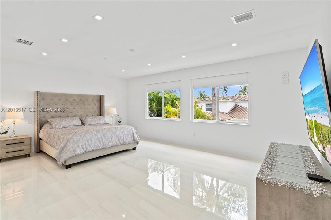 For Sale: $2,499,000 (5 beds, 4 baths, 2949 Square Feet)