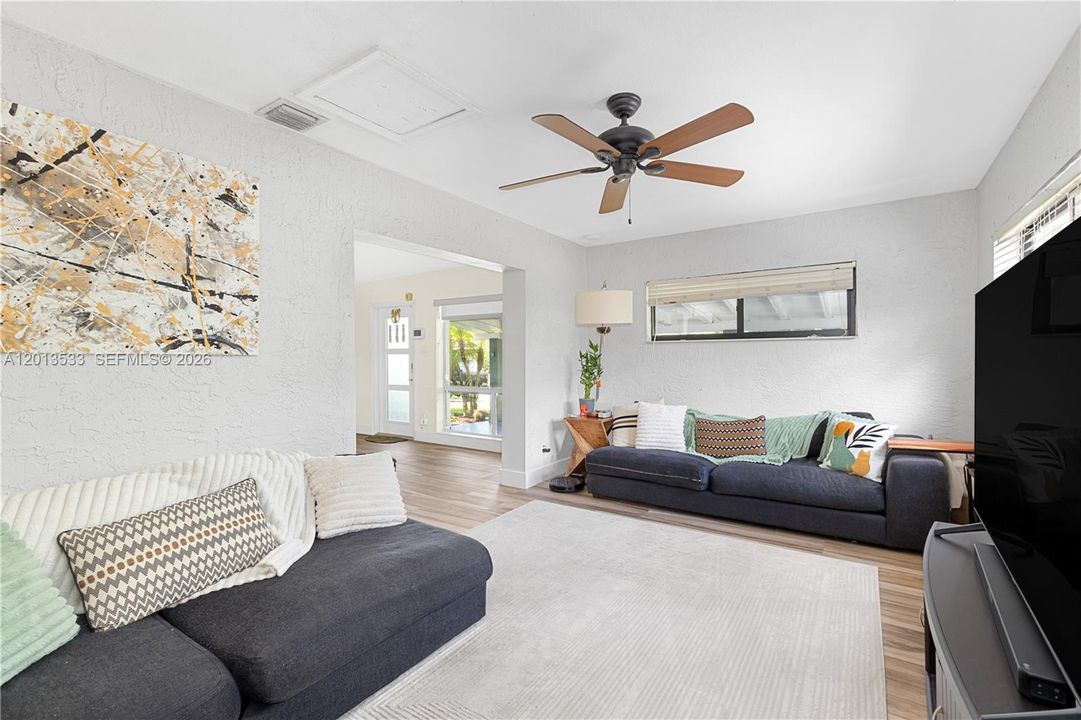 En Venta: $725,000 (3 camas, 3 baños, 1697 Pies cuadrados)