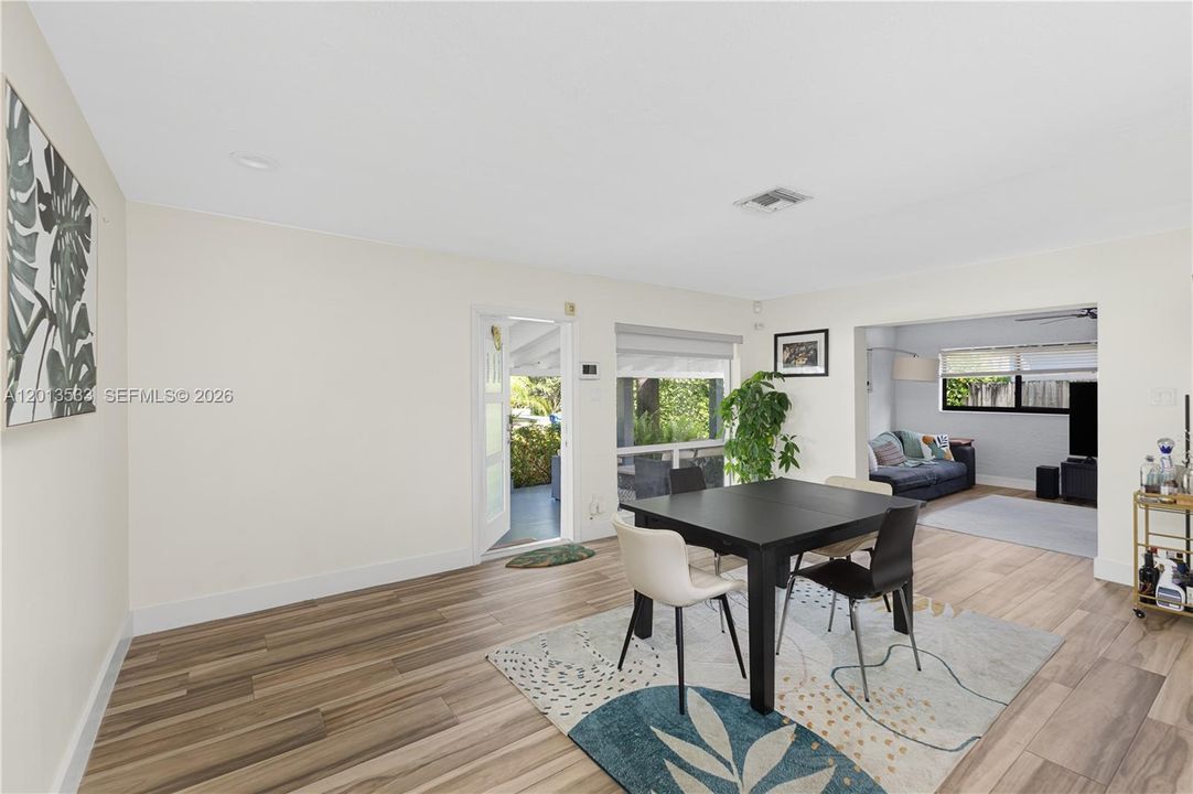 En Venta: $725,000 (3 camas, 3 baños, 1697 Pies cuadrados)