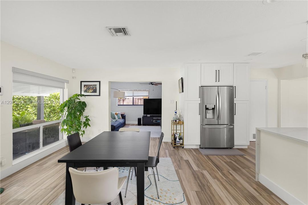 En Venta: $725,000 (3 camas, 3 baños, 1697 Pies cuadrados)