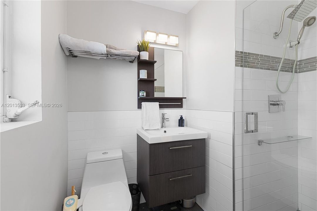 En Venta: $725,000 (3 camas, 3 baños, 1697 Pies cuadrados)