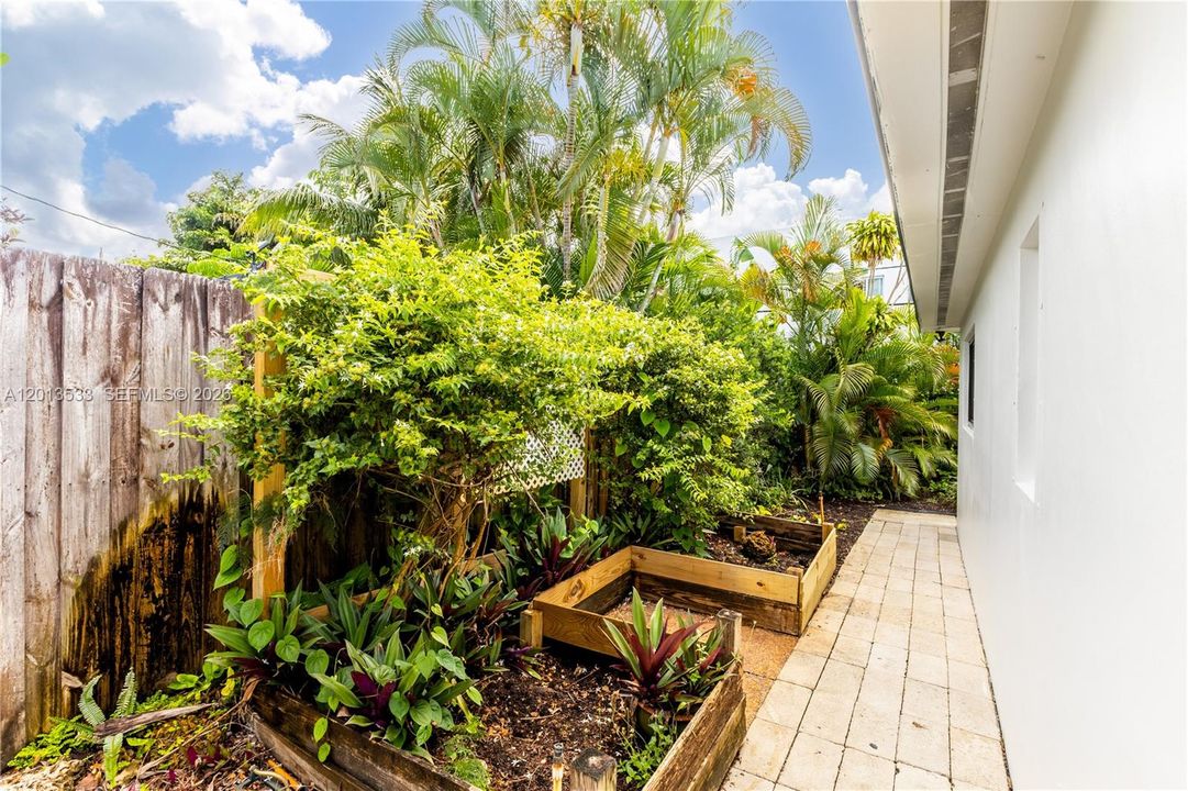 En Venta: $725,000 (3 camas, 3 baños, 1697 Pies cuadrados)