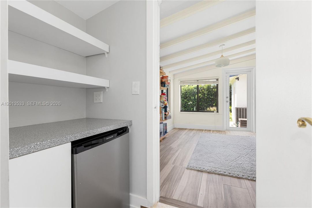 En Venta: $725,000 (3 camas, 3 baños, 1697 Pies cuadrados)