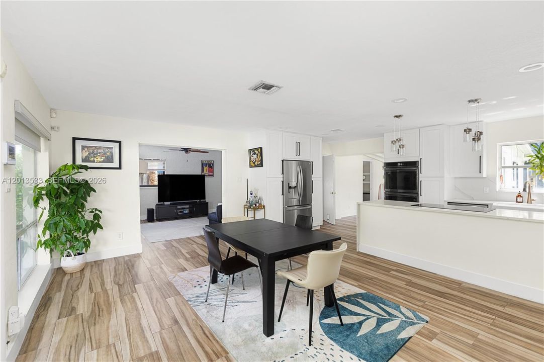En Venta: $725,000 (3 camas, 3 baños, 1697 Pies cuadrados)