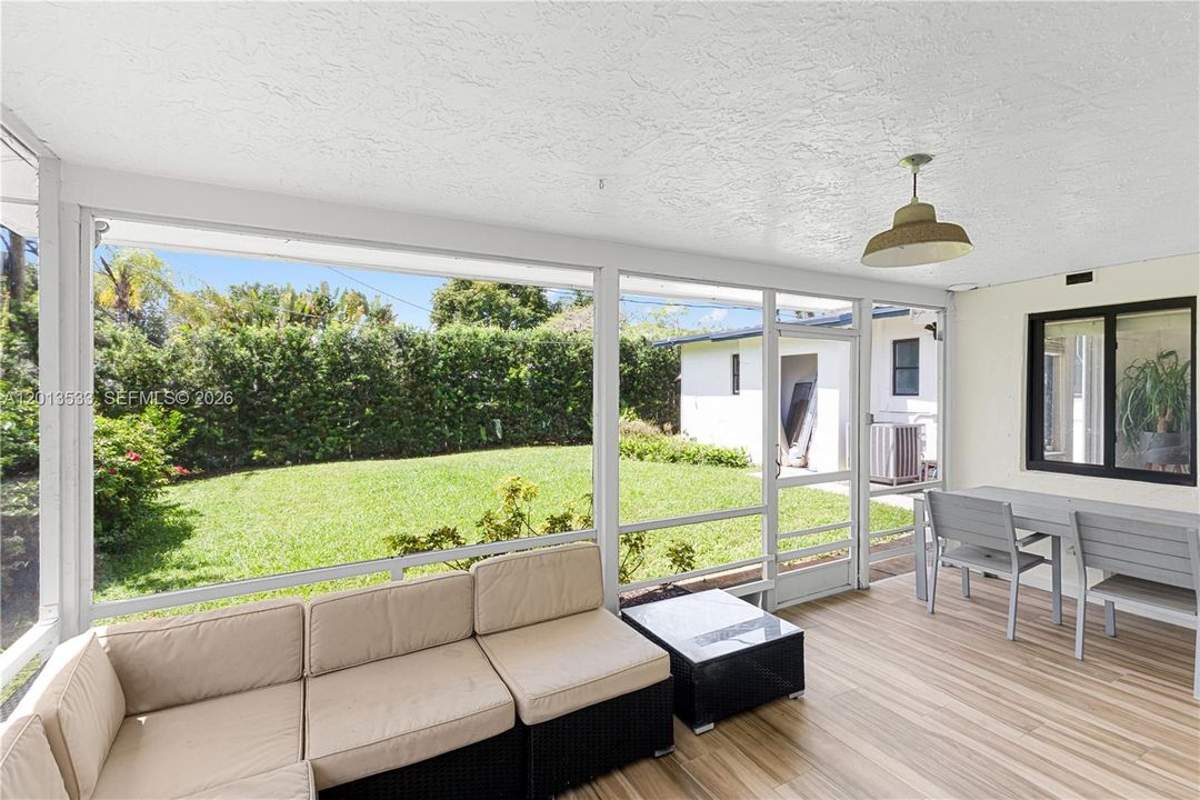 En Venta: $725,000 (3 camas, 3 baños, 1697 Pies cuadrados)