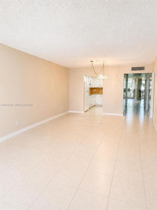 For Sale: $136,000 (1 beds, 1 baths, 740 Square Feet)