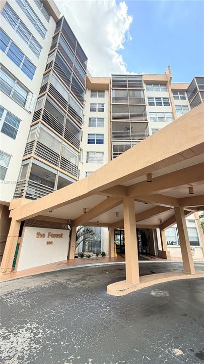 For Sale: $136,000 (1 beds, 1 baths, 740 Square Feet)