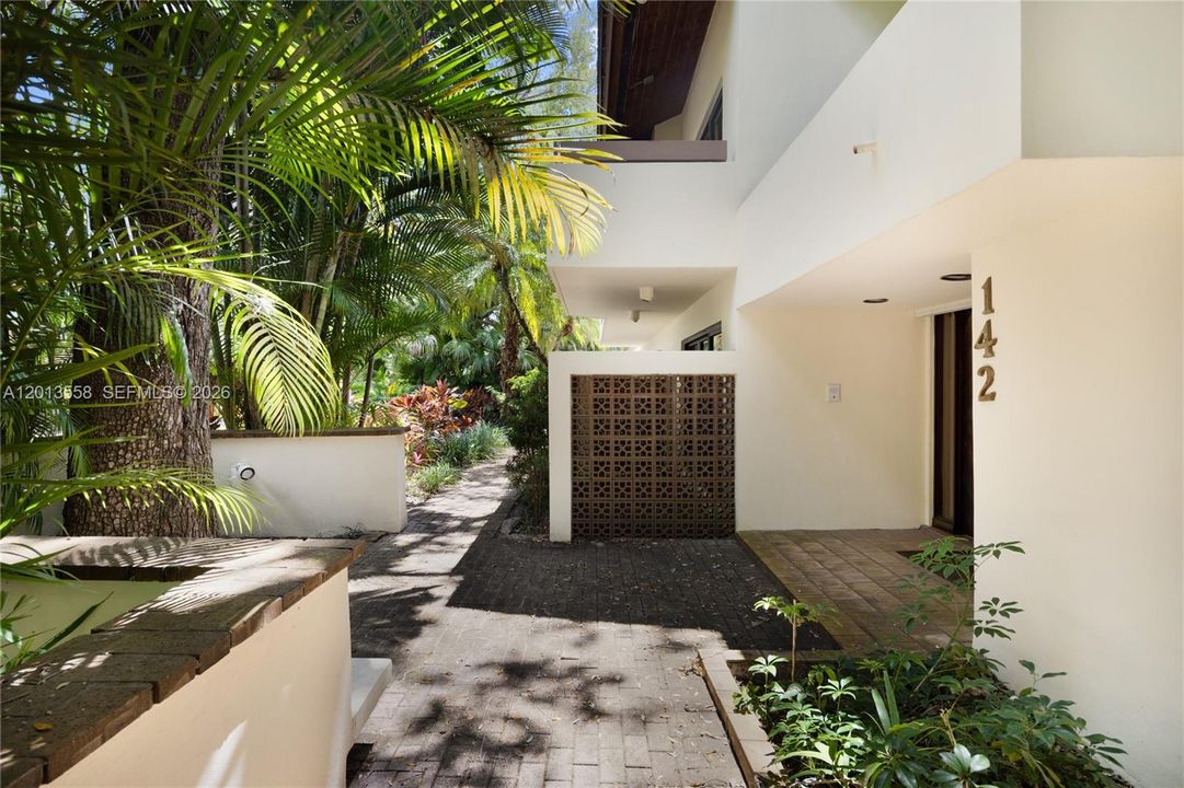 Active With Contract: $4,295,000 (4 beds, 5 baths, 4442 Square Feet)