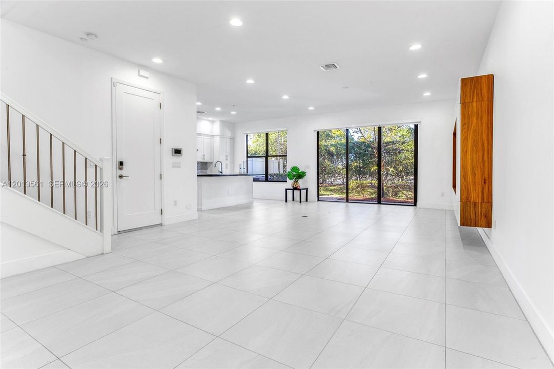 Activo con contrato: $3,600 (3 camas, 2 baños, 1749 Pies cuadrados)
