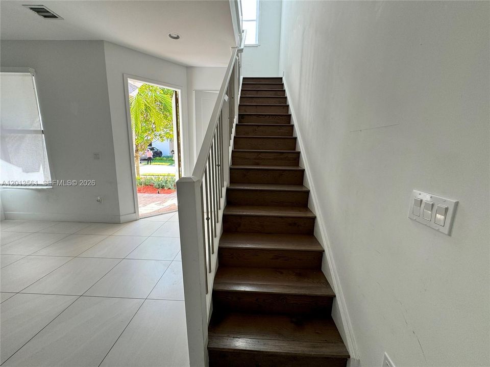 Activo con contrato: $3,600 (3 camas, 2 baños, 1749 Pies cuadrados)