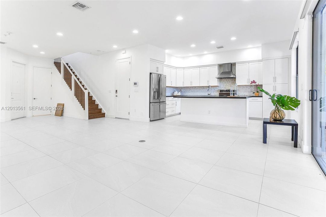 Activo con contrato: $3,600 (3 camas, 2 baños, 1749 Pies cuadrados)
