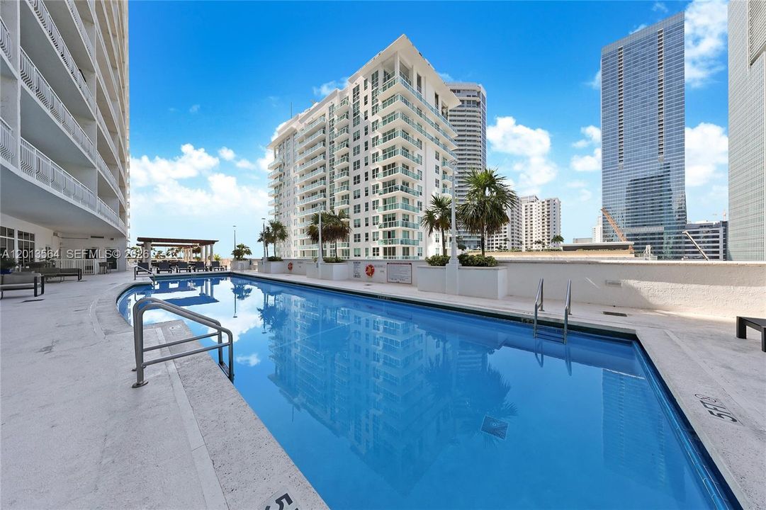For Sale: $480,000 (1 beds, 1 baths, 825 Square Feet)