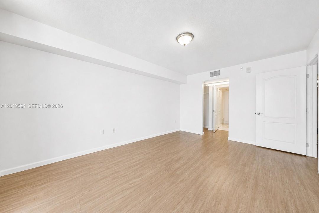 For Sale: $480,000 (1 beds, 1 baths, 825 Square Feet)