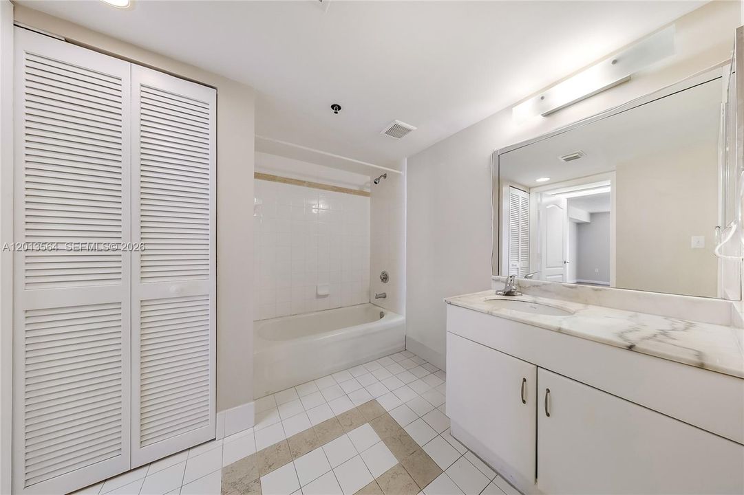 For Sale: $480,000 (1 beds, 1 baths, 825 Square Feet)