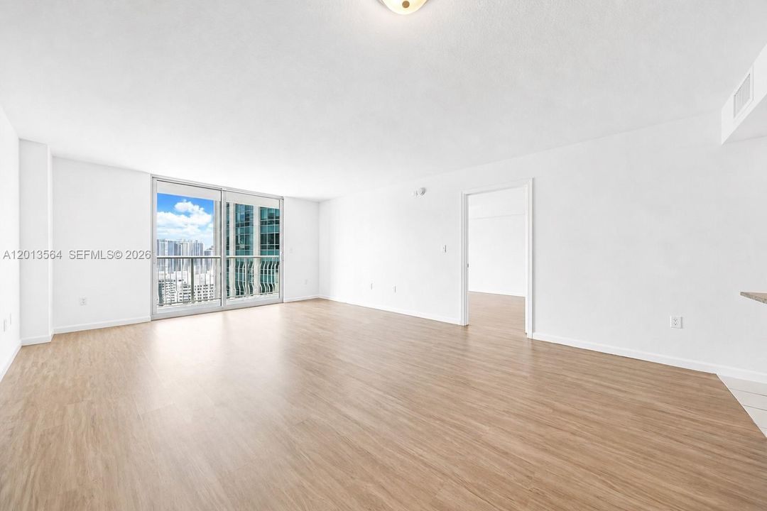 For Sale: $480,000 (1 beds, 1 baths, 825 Square Feet)