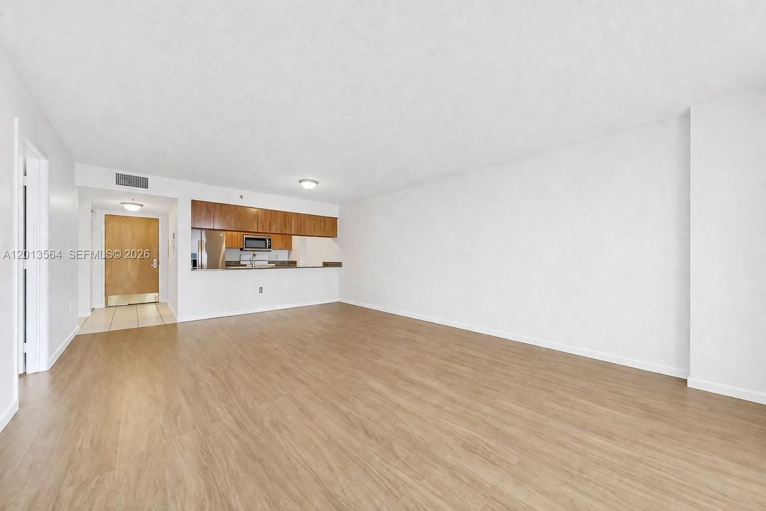 For Sale: $480,000 (1 beds, 1 baths, 825 Square Feet)