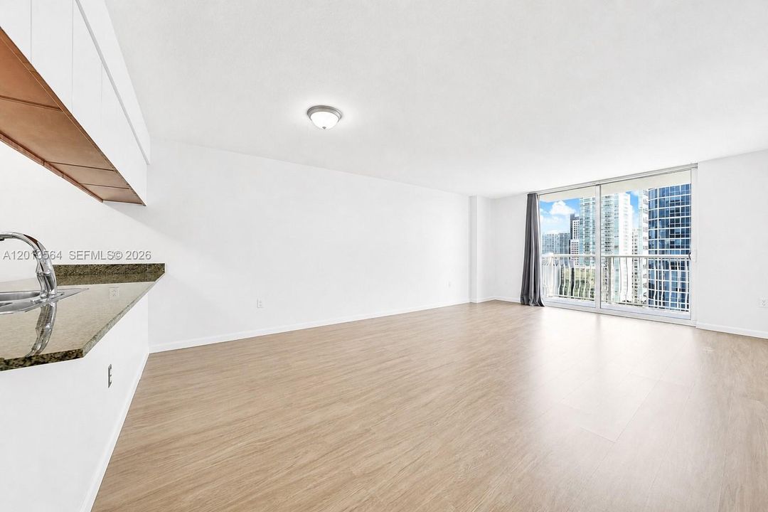 For Sale: $480,000 (1 beds, 1 baths, 825 Square Feet)