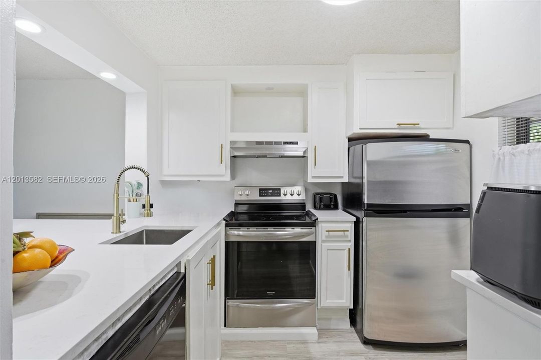 For Sale: $186,999 (1 beds, 1 baths, 630 Square Feet)